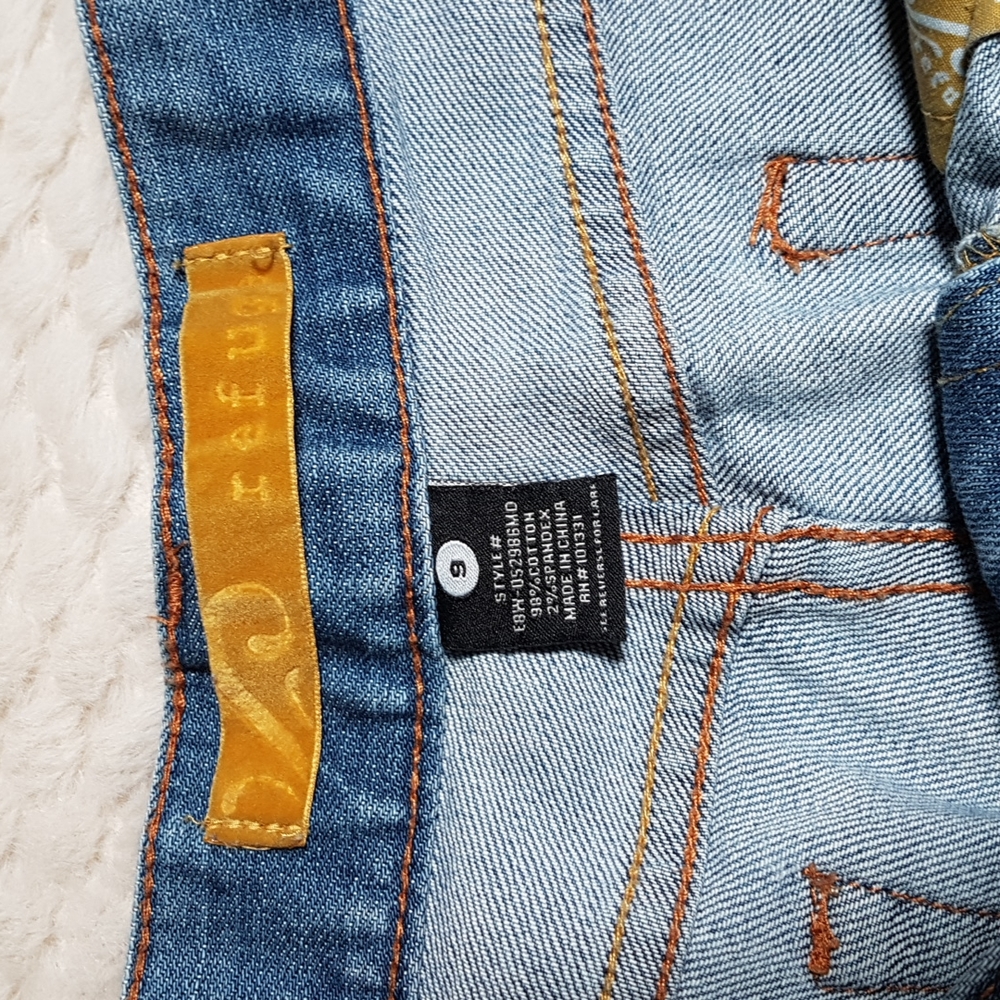 Distressed Cropped Jeans - Picture 3 of 8